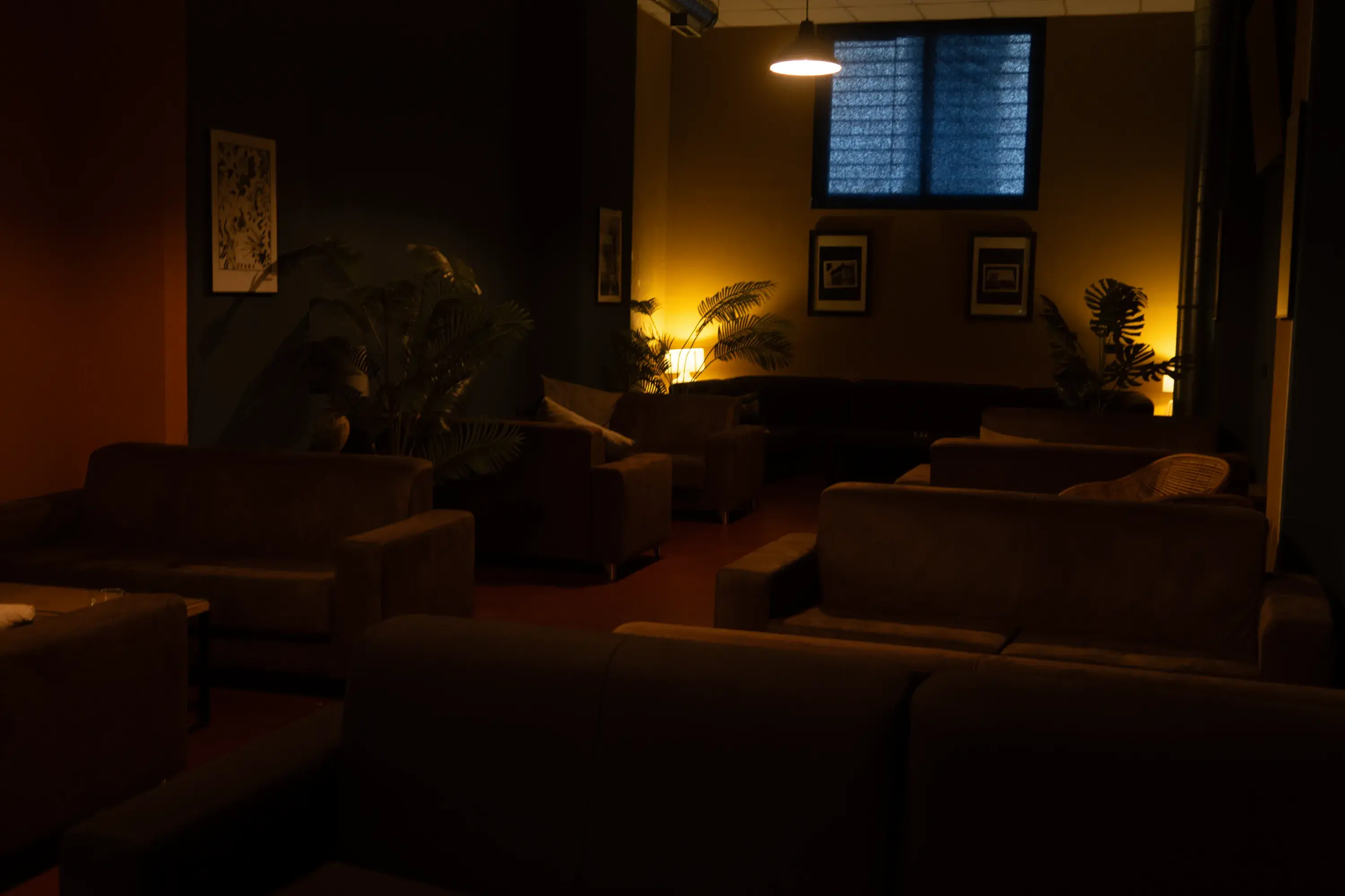 Zona lounge del club cannábico IBOGA en Ciudad Lineal, con sofás y luz cálida